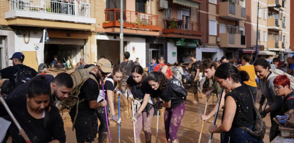 LLEGAN MILES DE VOLUNTARIOS Y MILITARES PARA LIMPIAR EL DESASTRE EN VALENCIA POR LAS INUNDACIONES